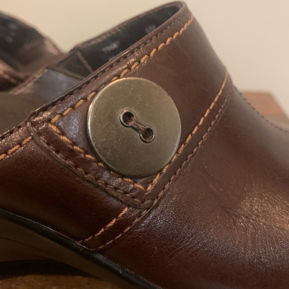 Clarks brown leather classic mules, size 6 - Picture 6 of 7